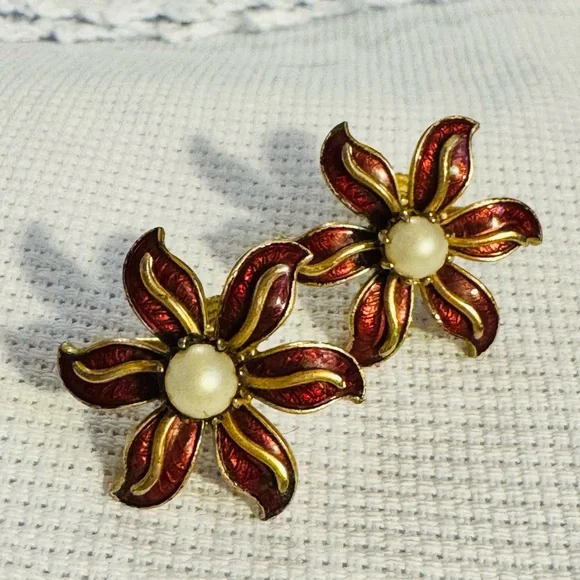 Gorgeous True Vintage Burgundy Enamel Flower Pearl Screw Back Earrings - Picture 2 of 6